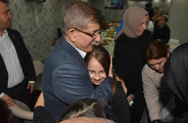 DAVUTOĞLU; DEPREMZEDELER İLE BİR ARAYA GELDİ