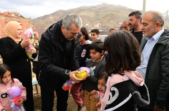 BAŞKAN GÜNGÖR, GÖKSUN’DA DEPREMZEDELERİ ZİYARET ETTİ