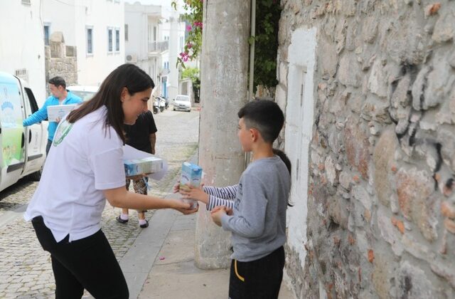 BODRUM BELEDIYESI’NIN SÜT DAĞITIMI DEVAM EDİYOR