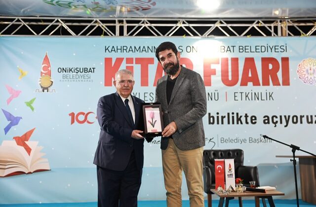 Şair ve yazar Serdar Tuncer EXPO 2023 Kitap Fuarı’nda konuştu; Düştüğümüz yerden kitapla kalkacağız