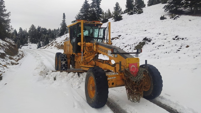 Büyükşehir, Göksun’da Kış Şartlarıyla Mücadelesini Sürdürüyor