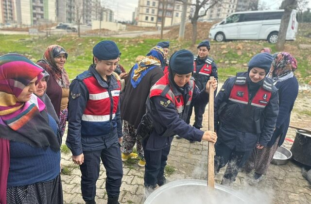 JANDARMA DEPREMZEDE VATANDAŞLARLA BİR ARAYA GELDİ