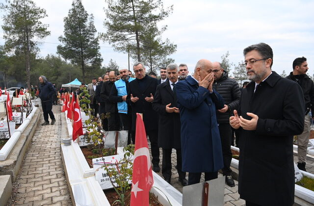 Depremde Hayatını Kaybedenler 1. Yıl Dönümünde Dualarla Anıldı