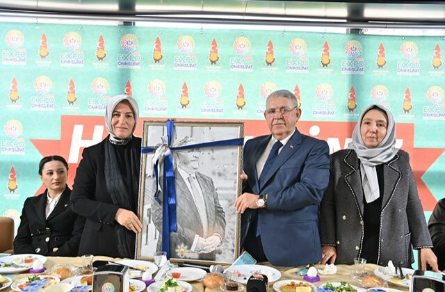 Başkan Mahçiçek’ten ‘AK Kadın’lara duygu dolu veda