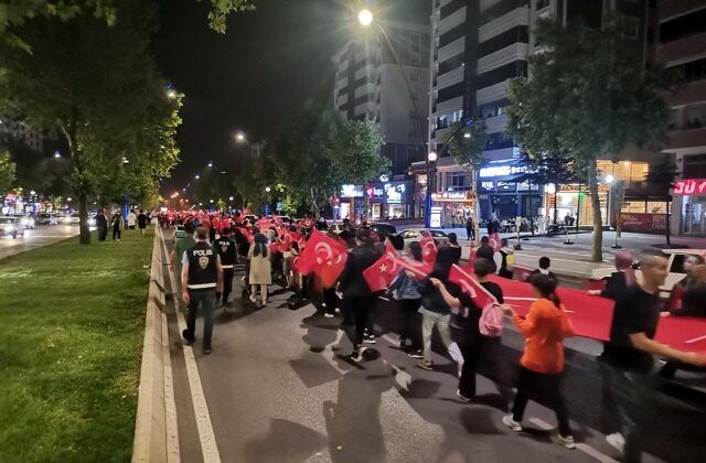 Kahramanmaraş’ta 300 Metrelik Dev Türk Bayrağıyla Coşkulu Fener Alayı!