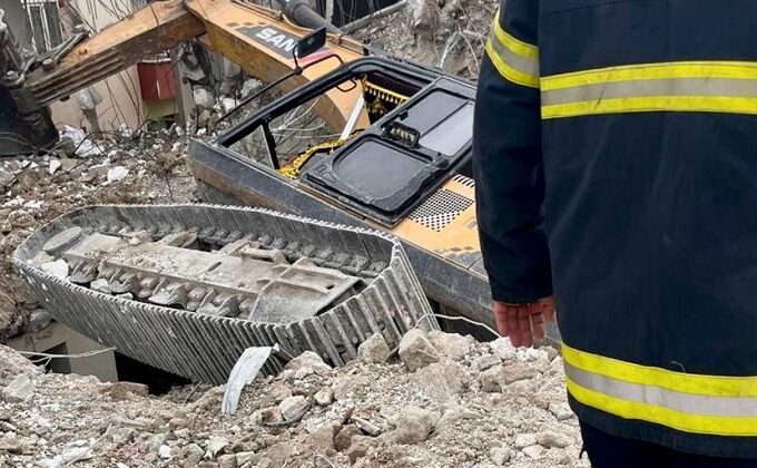 Kahramanmaraş’ta iş makinesi devrildi operatörü yaralandı