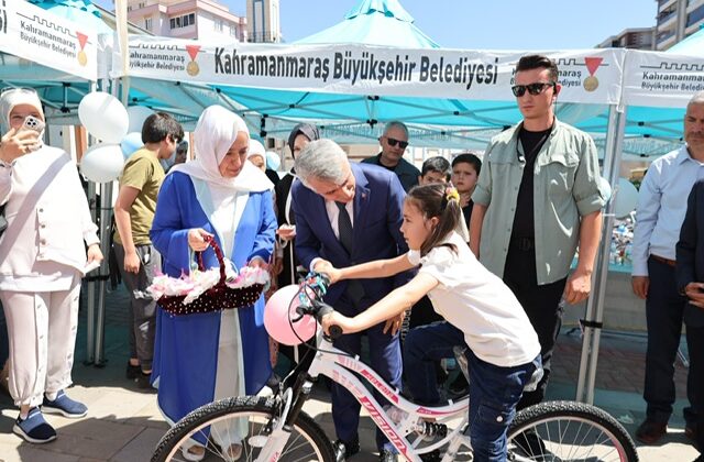 Vali Ünlüer, Yetim Çocuklara Bisiklet Dağıttı