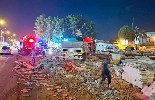 Kahramanmaraş’ta tır mermer atölyesine girdi: 1 yaralı