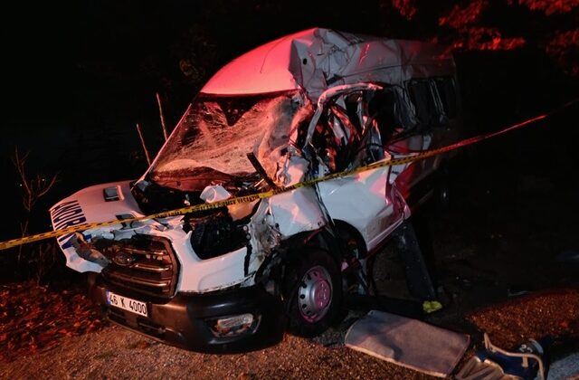 Kahramanmaraş’ta kamyon ile minibüs çarpıştı: 1 ölü , 2 yaralı