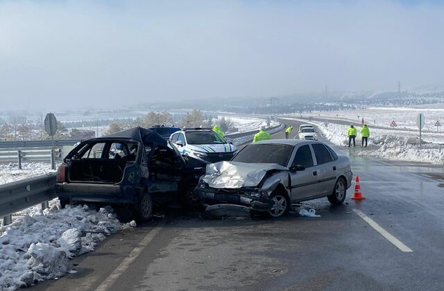 Afşin’de iki otomobil çarpıştı: 1 ölü 3 yaralı