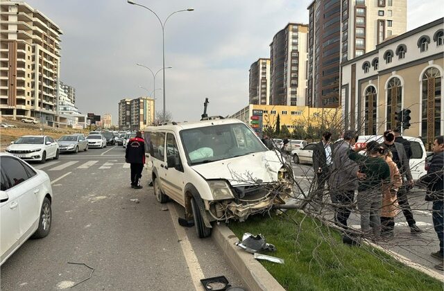 Kahramanmaraş’taw hafif ticari araç aydınlatma direğine çarptı: 1 yaralı