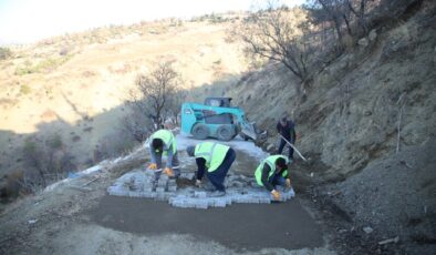 DULKADİROĞLU BELEDİYESİ’NDEN KIRSAL MAHALLELERE KİLİT PARKE HİZMETİ