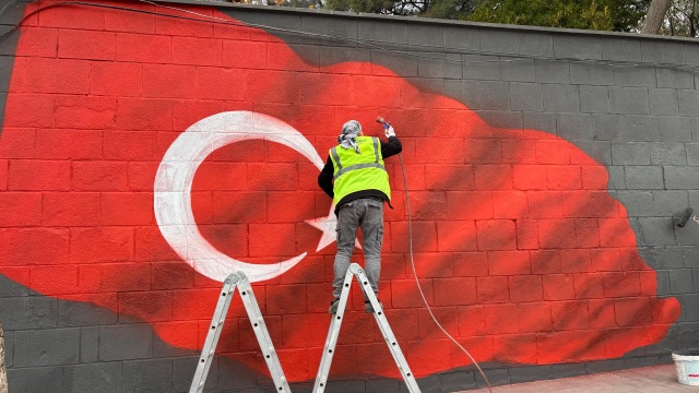 DULKADİROĞLU BELEDİYESİ’NDEN ANLAMLI ÇALIŞMA: DUVAR YAZILARI YERİNİ TÜRK BAYRAĞINA BIRAKTI