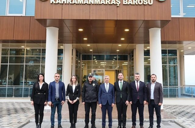 Vali Mükerrem Ünlüer”en Kahramanmaraş Barosu’na Ziyaret  Vali Mükerrem Ünlüer, İl Emniyet Müdürü Nurettin Gökduman ile birlikte Kahramanmaraş Barosu Başkanlığına seçilen Başkan Av. Mehmet Kaan Kır ve yönetim kurulu üyelerine iade-i ziyarette bulundu.  Hukukun Üstünlüğü Vurgusu  Ziyarette Baro Başkanı Av. Mehmet Kaan Kır ve yönetim kurulu üyeleri ile bir süre görüşen Vali Ünlüer, baronun hukukun üstünlüğü ve adaletin sağlanmasındaki kritik rolünü vurguladı. Yeni yönetim kurulu için başarı dileklerinde bulunan Vali, baronun önümüzdeki dönemde önemli çalışmalara imza atmasını temenni etti.