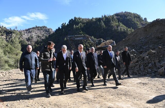 Andırın’ın Şehir Merkezine Ulaşımını Kısaltacak Yolda Çalışmalar Hızla Sürüyor