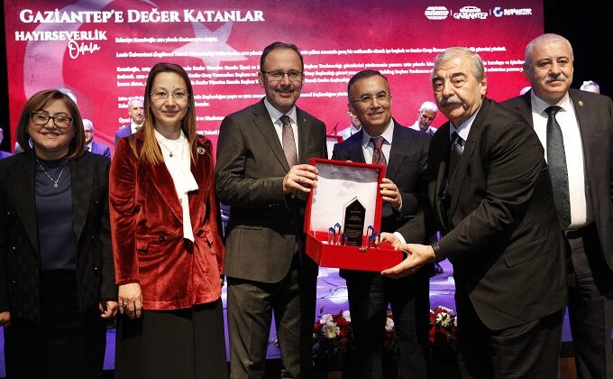 GAZİANTEP’E DEĞER KATANLAR ÖDÜL TÖRENİ SANKO HOLDİNG ONURSAL BAŞKANI ZEKİ KONUKOĞLU’NA HAYIRSEVERLİK ÖDÜLÜ