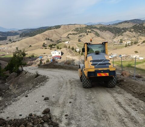 Onikişubat Belediyesi, kumlama çalışmalarıyla kırsalda yol konforunu artırıyor