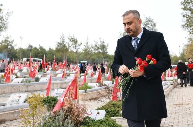 BAŞKAN HANİFİ TOPTAŞ, KAPIÇAM DEPREM ŞEHİTLİĞİ’Nİ ZİYARET ETTİ