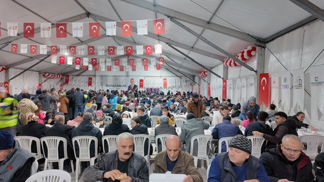 Binler Ramazan’ın İlk Günü Milli İrade Meydanı’ndaki Gönül Sofrasında Buluştu